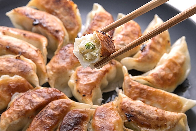 「餃子としあわせ」（冷凍餃子、18個入×3箱セット）