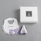 【mon cheri BeBe】リボンフリルスタイ＆ラトルセット［ギフトボックス付］