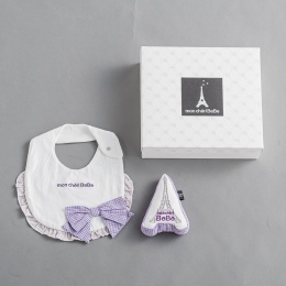 【mon cheri BeBe】リボンフリルスタイ＆ラトルセット［ギフトボックス付］