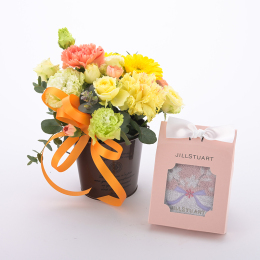 【madame tete】フラワーアレンジメント A（黄色・オレンジ系）・ジルスチュアート パッケージ入りクオーレタオルハンカチ セット