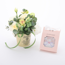 【madame tete】フラワーアレンジメント A（白・グリーン系）・ジルスチュアート パッケージ入りクオーレタオルハンカチ セット
