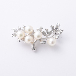 パールブローチD